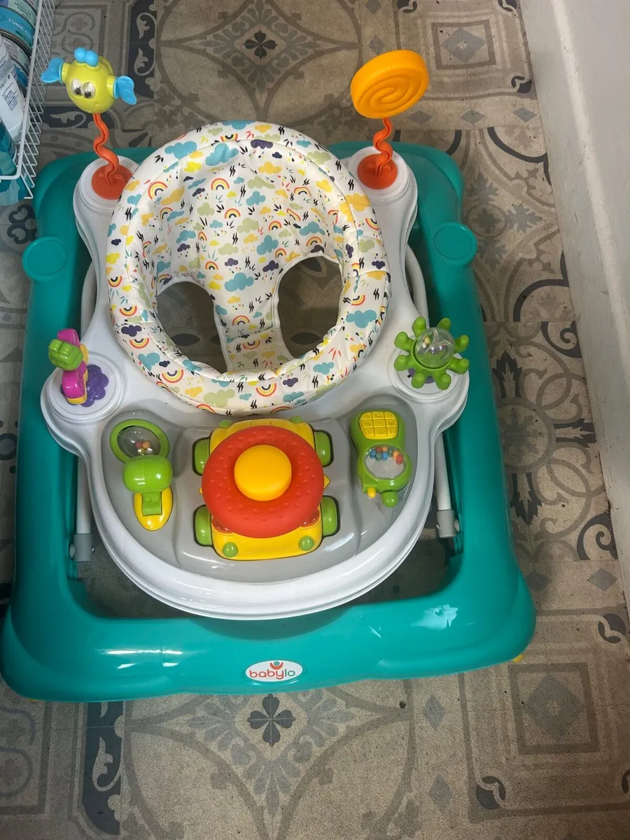 Child’s walker and crib - Image 4