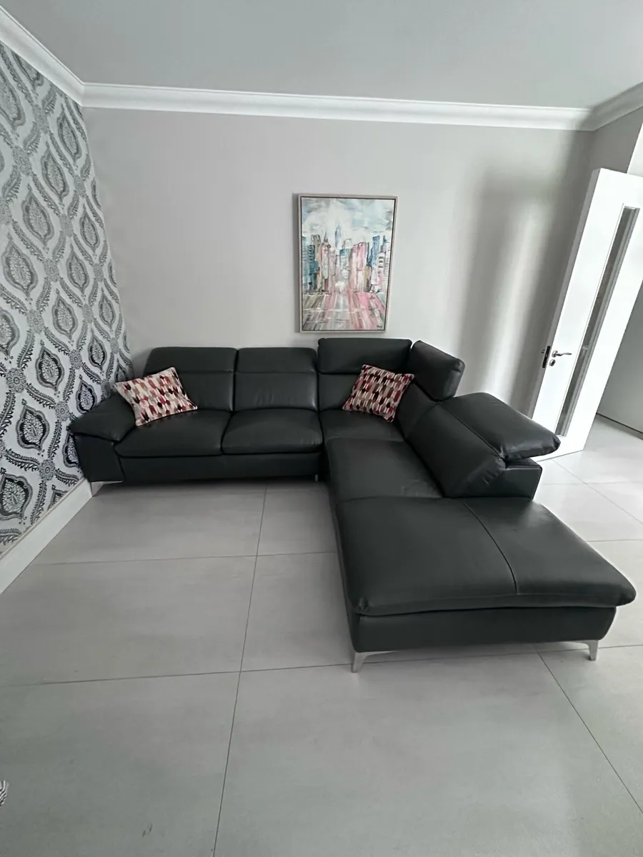 Leather comer sofa 250cm x 240cm - Image 2
