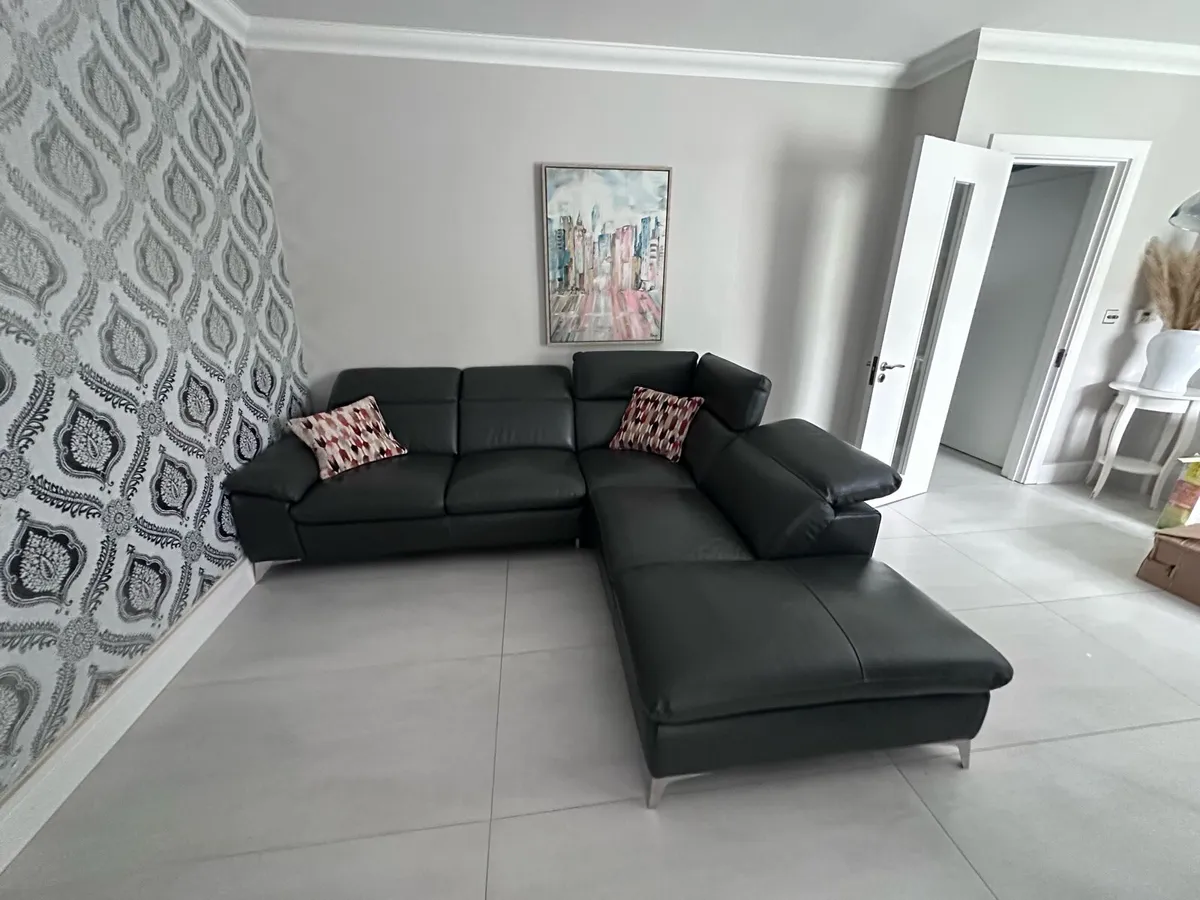 Leather comer sofa 250cm x 240cm - Image 1