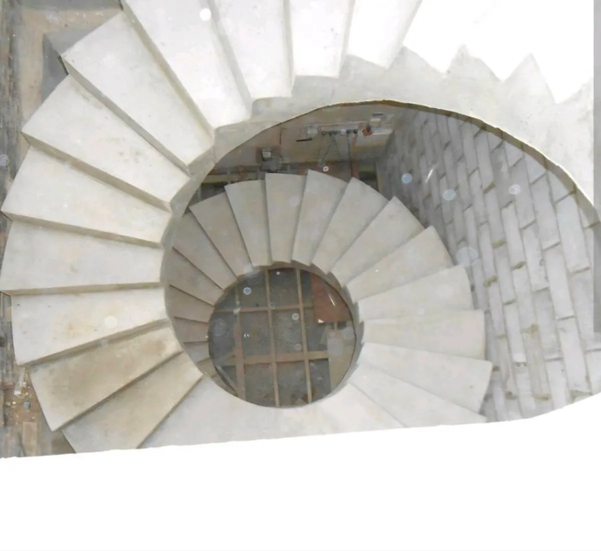 Concrete stairs - Image 4