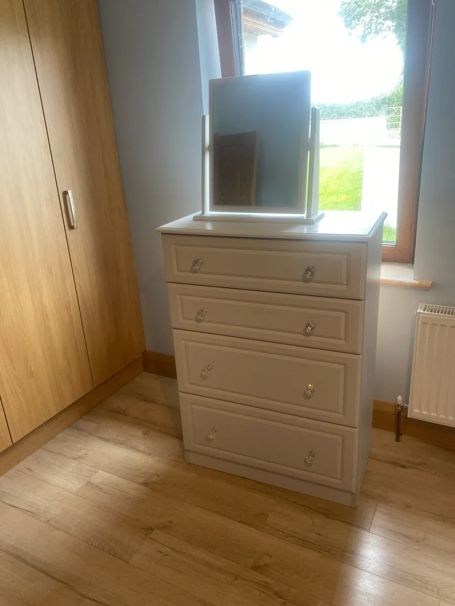 Chest of drawers - Image 1