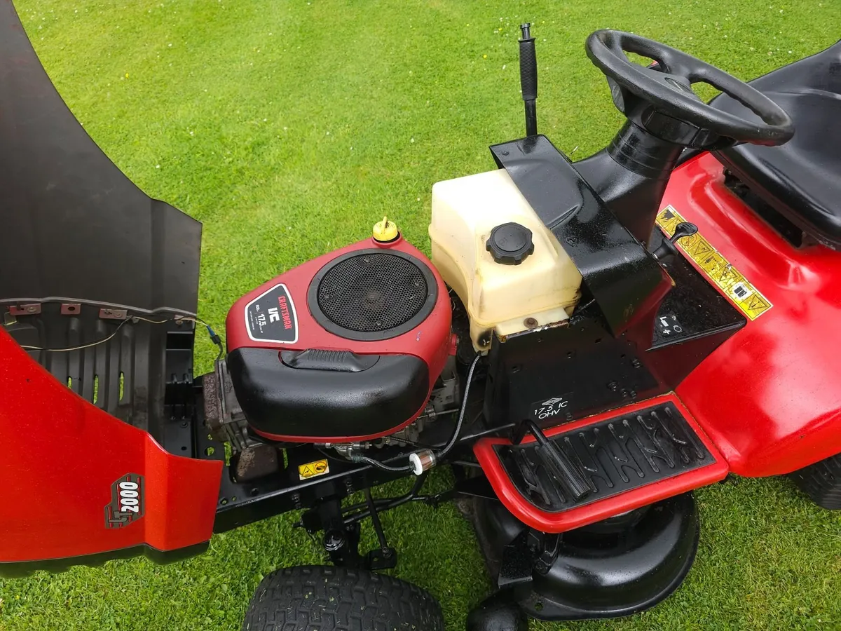 Craftsman LT2000 ride on mower - Image 3
