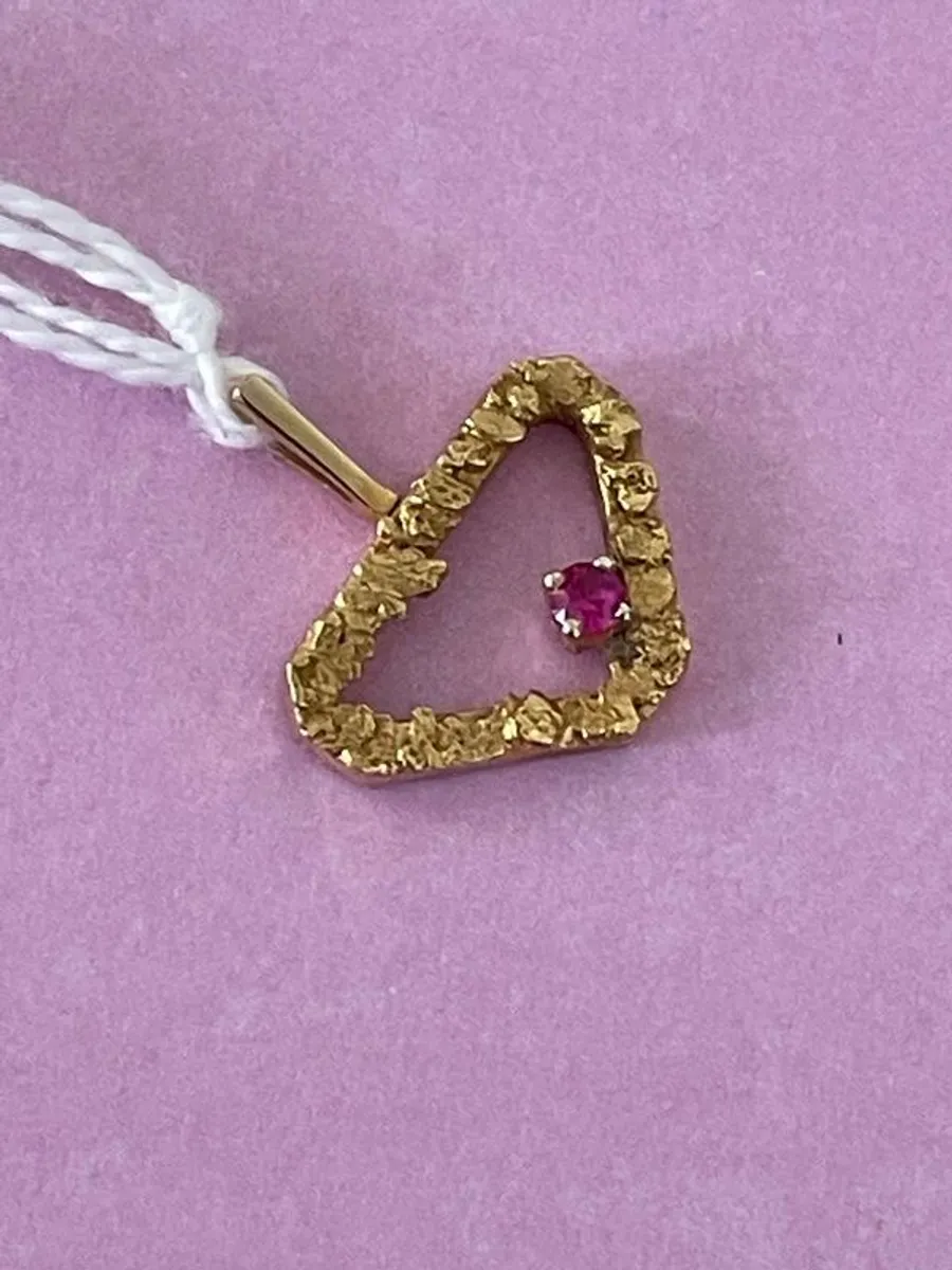 9 crt Gold with Ruby Pendant - Image 1