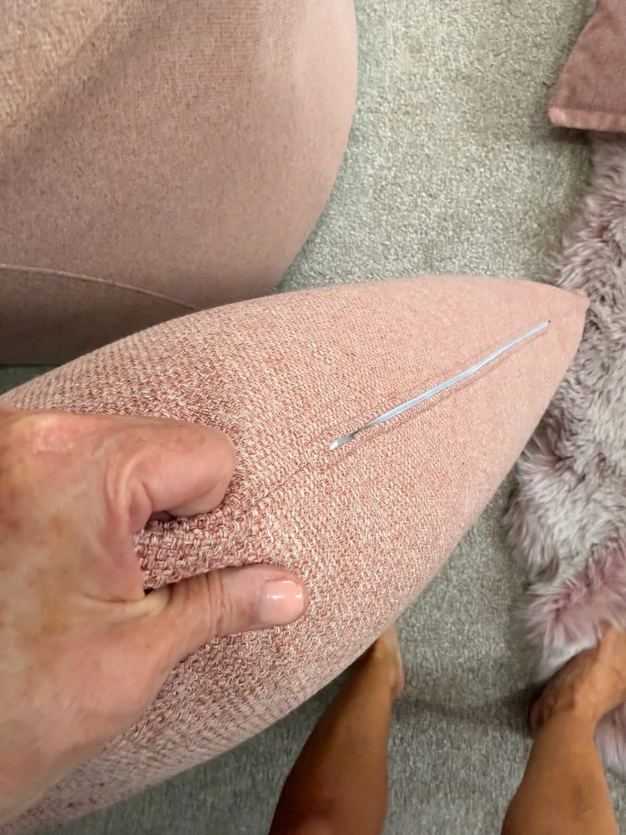 Blush fabric swivel armchair - Image 3