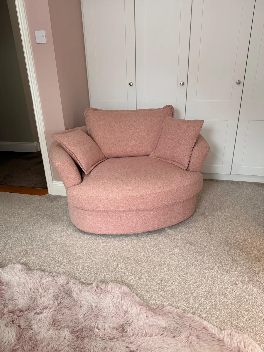 Blush fabric swivel armchair - Image 2