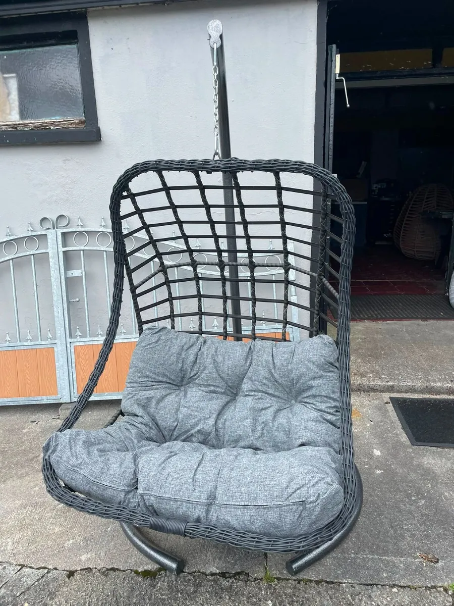 STYLISH EGG CHAIRS - Image 4