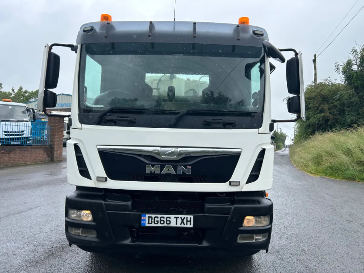 2017 man Tgm26.360 6x4 tar spec tipper with chutes - Image 2