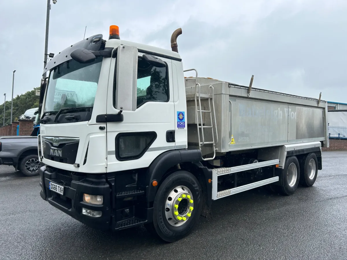 2017 man Tgm26.360 6x4 tar spec tipper with chutes - Image 1