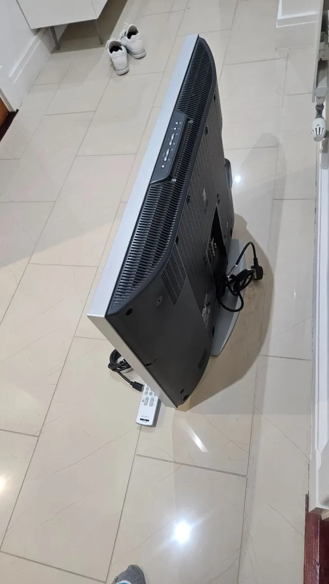 SONY Bravia 32" LCD TV - Image 2