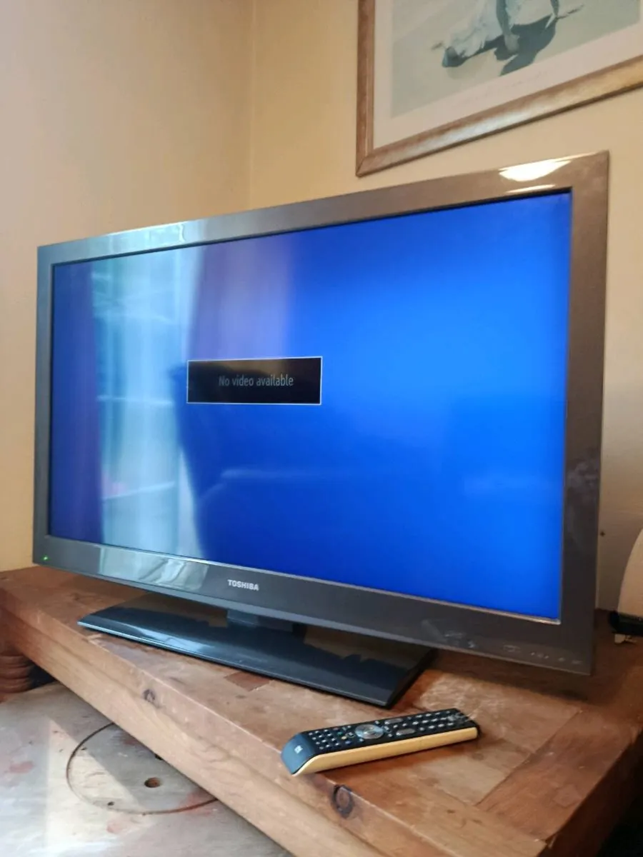 40" Toshiba TV & remote - Image 1