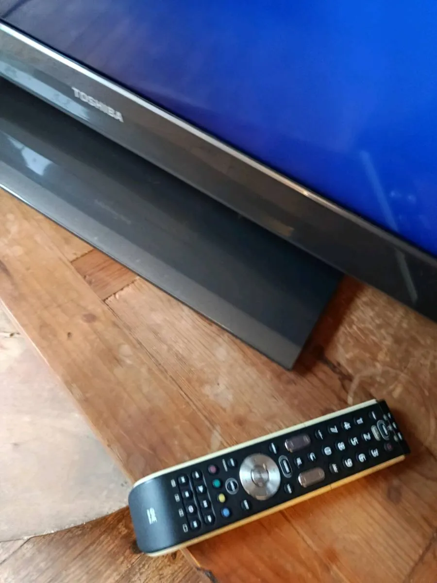 40" Toshiba TV & remote - Image 2