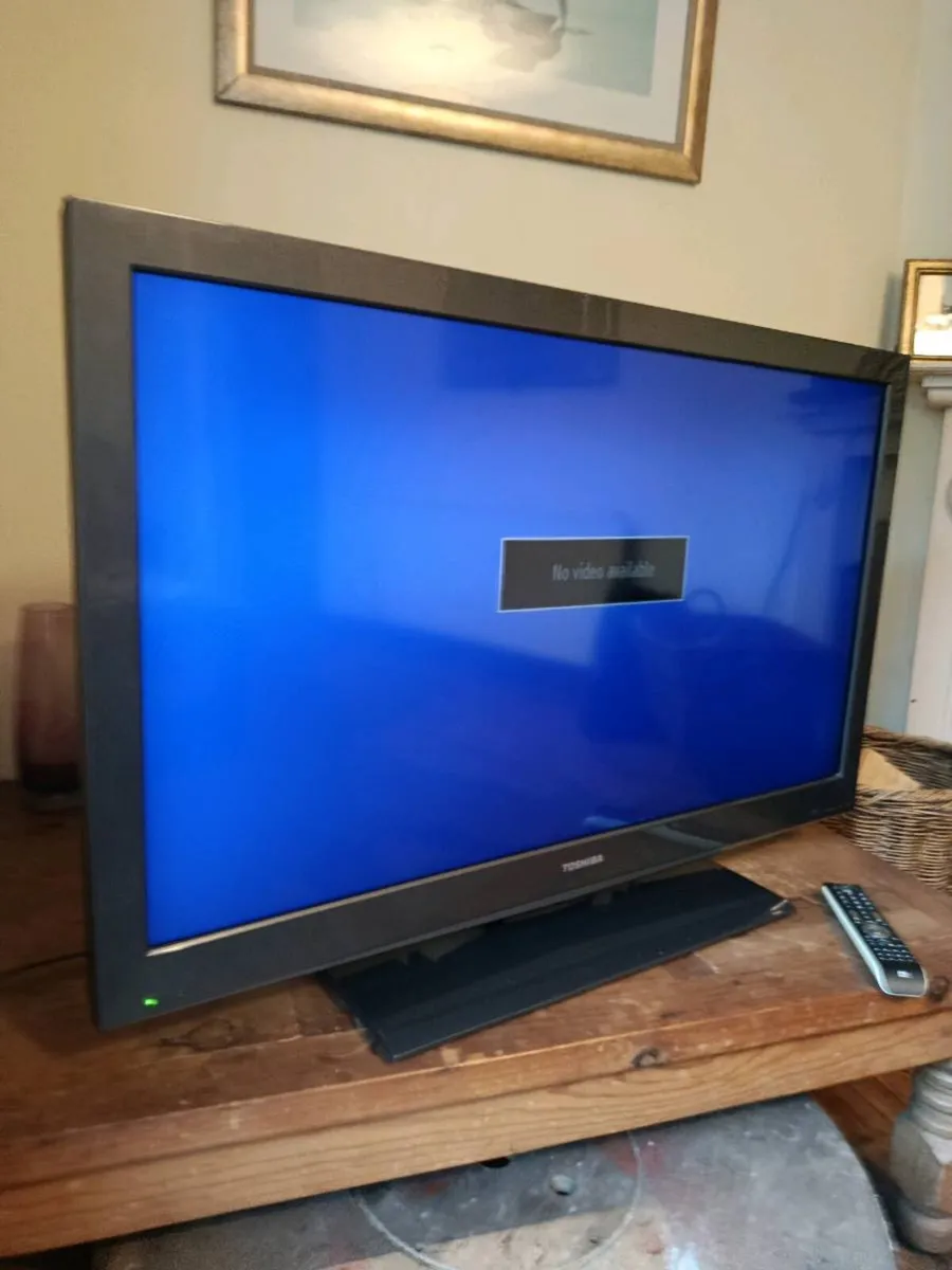 40" Toshiba TV & remote - Image 3