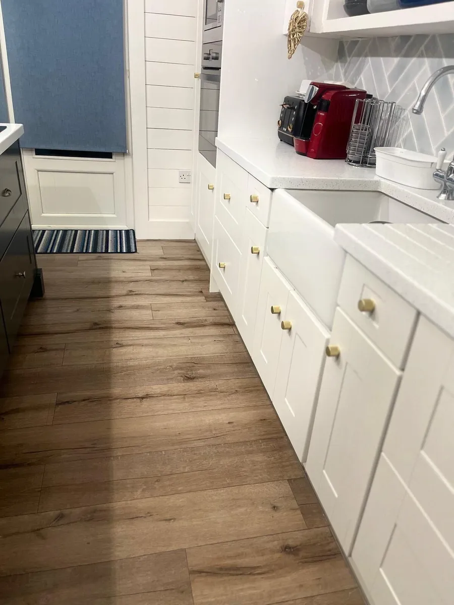 Fitted kitchen with island - Image 2