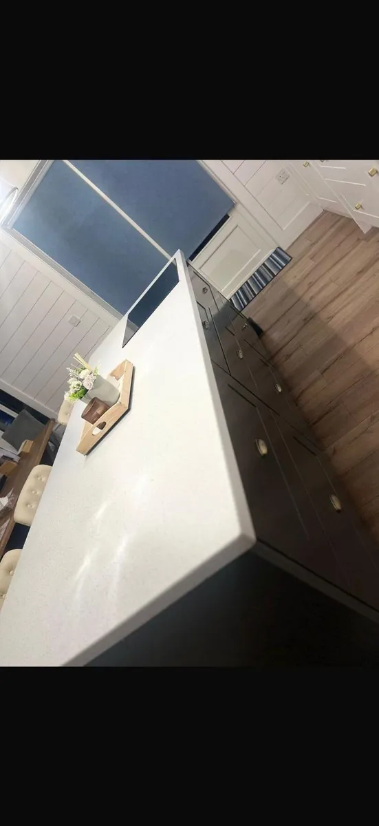 Fitted kitchen with island - Image 3