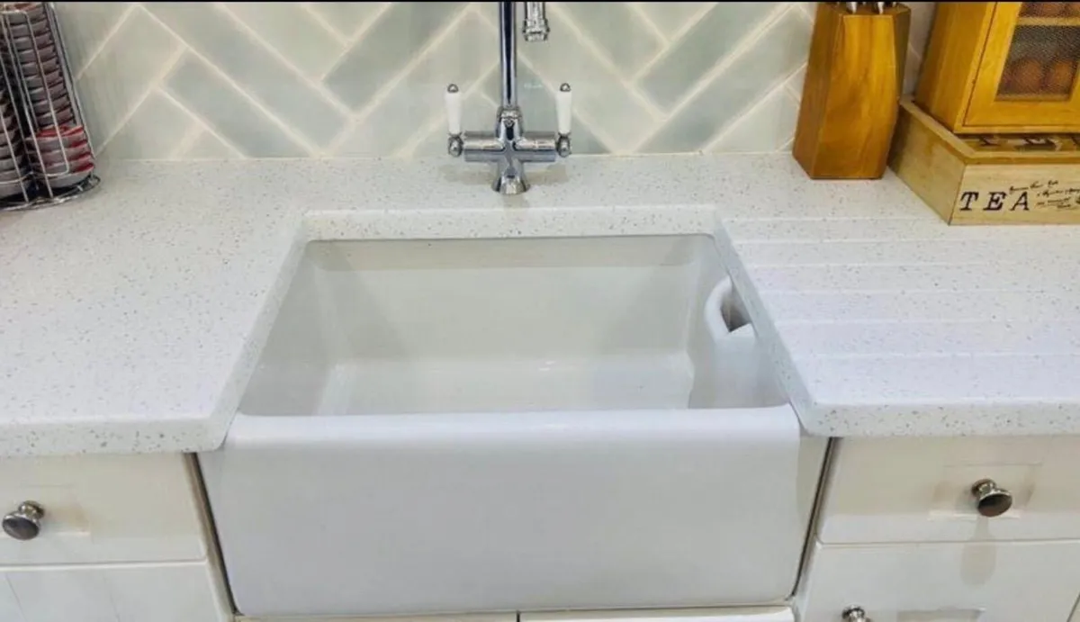 Fitted kitchen with island - Image 4