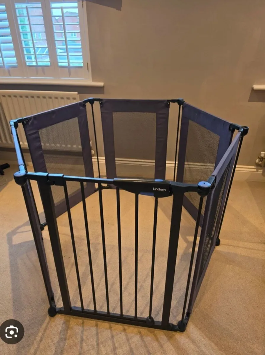 Lindam play pen / room divider - Image 1