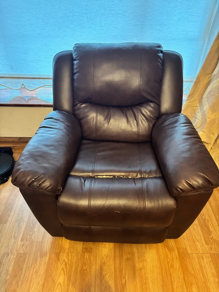 Leather manual recliner - Image 2