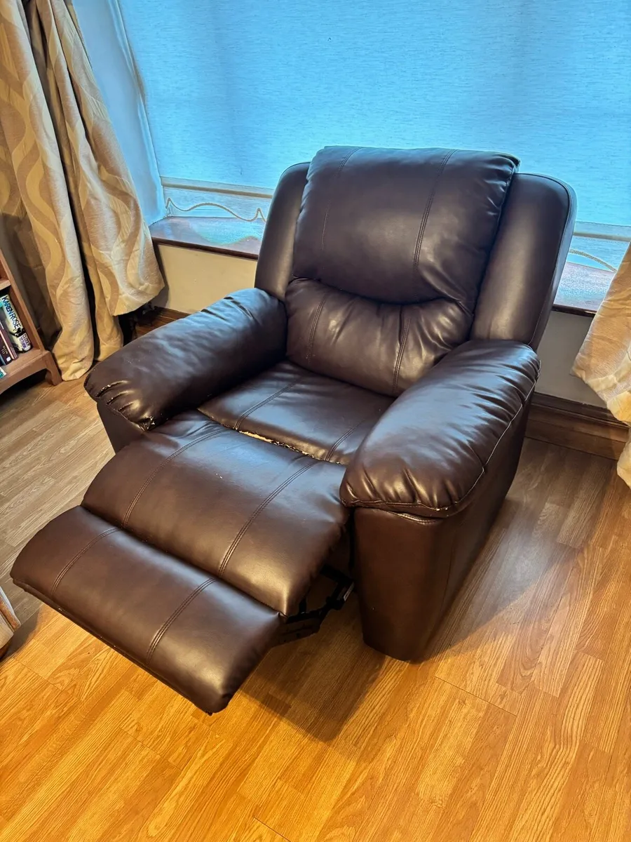 Leather manual recliner - Image 3
