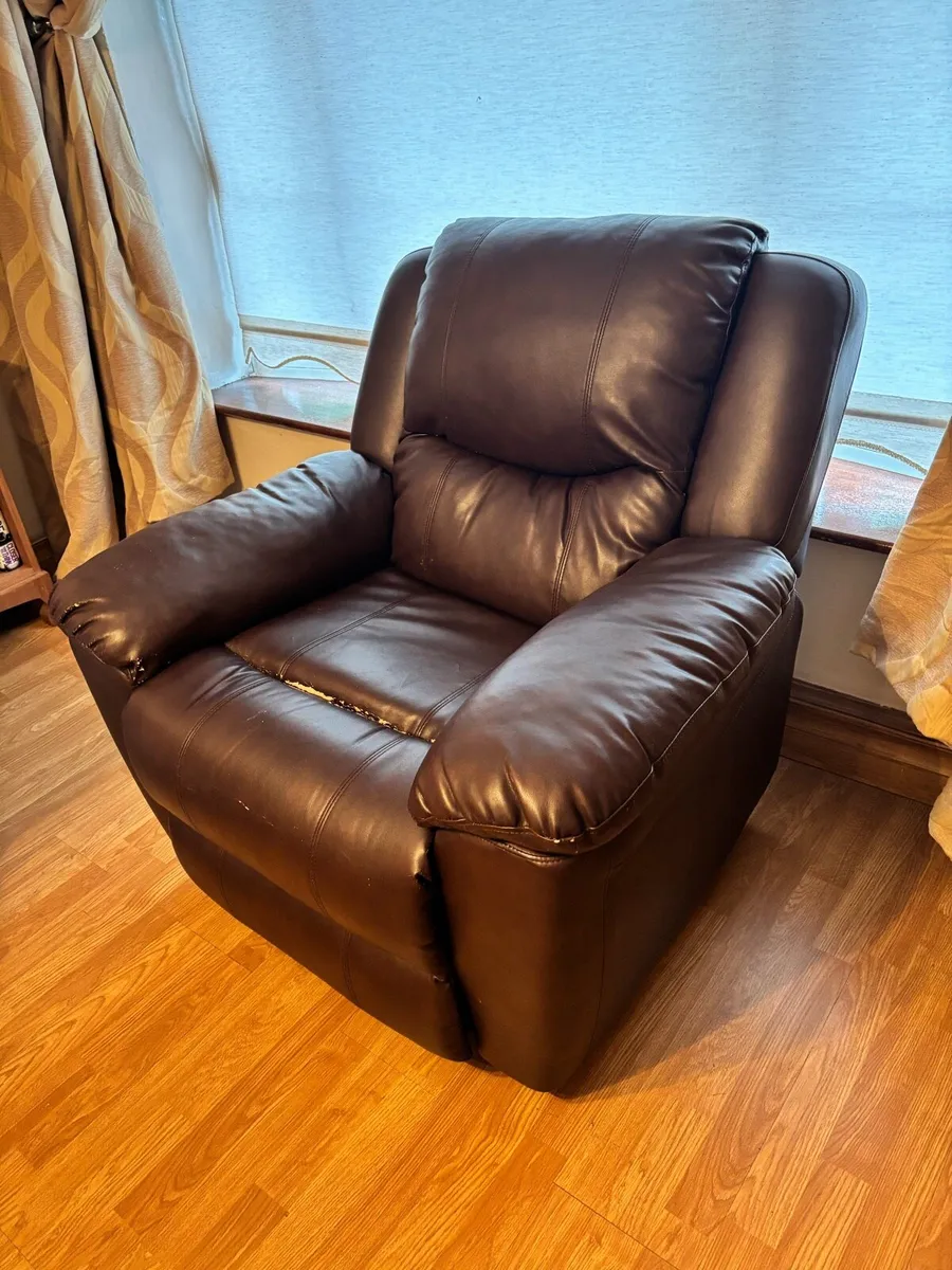 Leather manual recliner - Image 1