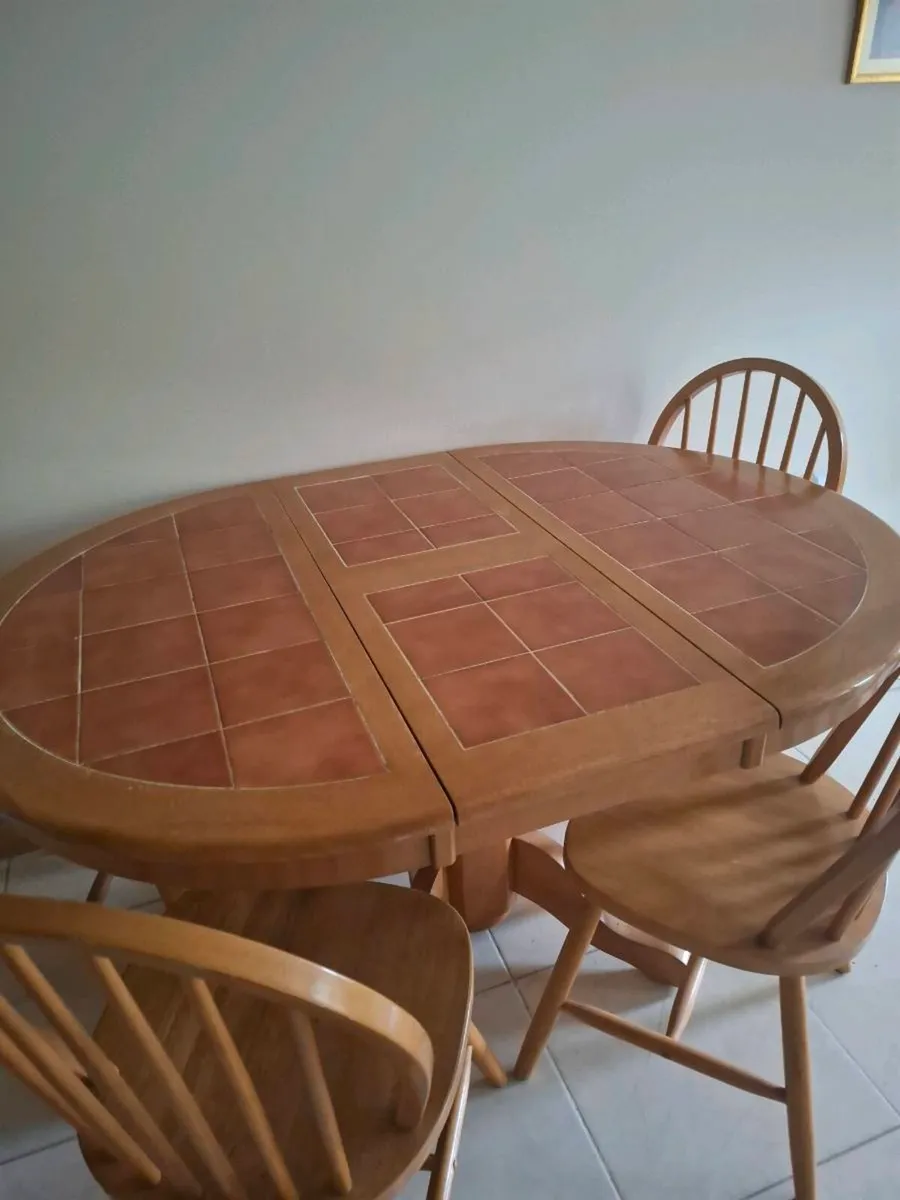 Table and chairs - Image 2