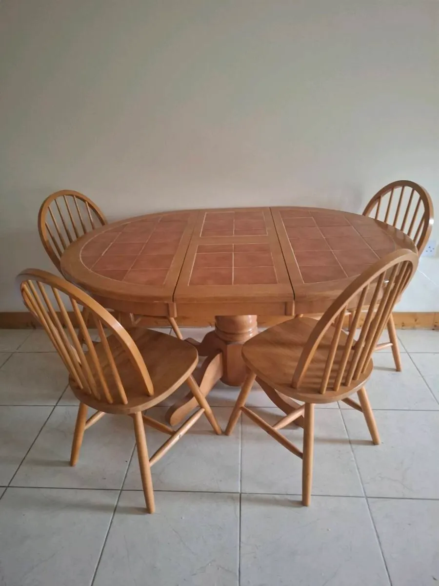 Table and chairs - Image 1