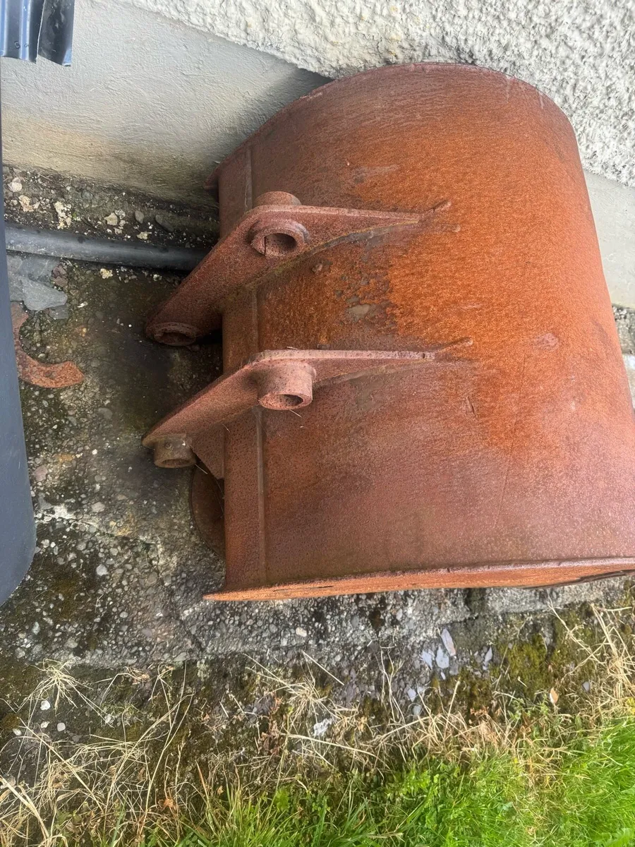 JCB buckets 2ft 6 - Image 3