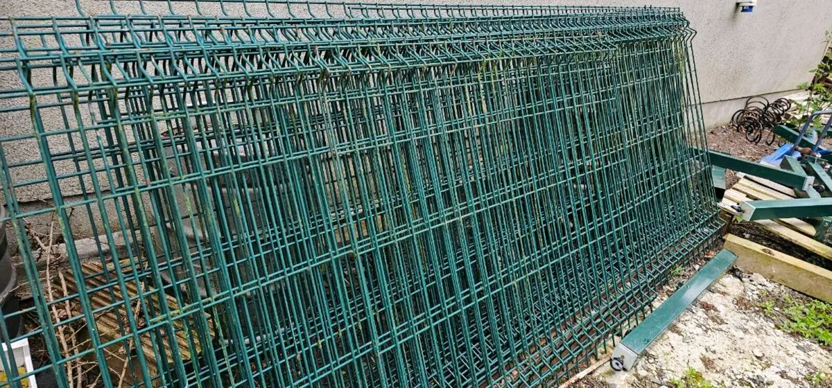 V mesh fence - Image 1
