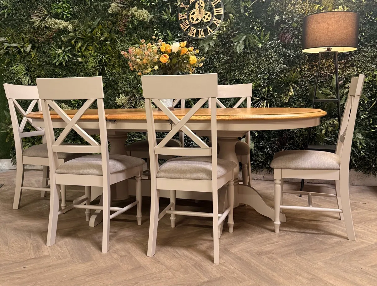 Extending oak kitchen table & 6 chairs - Image 3
