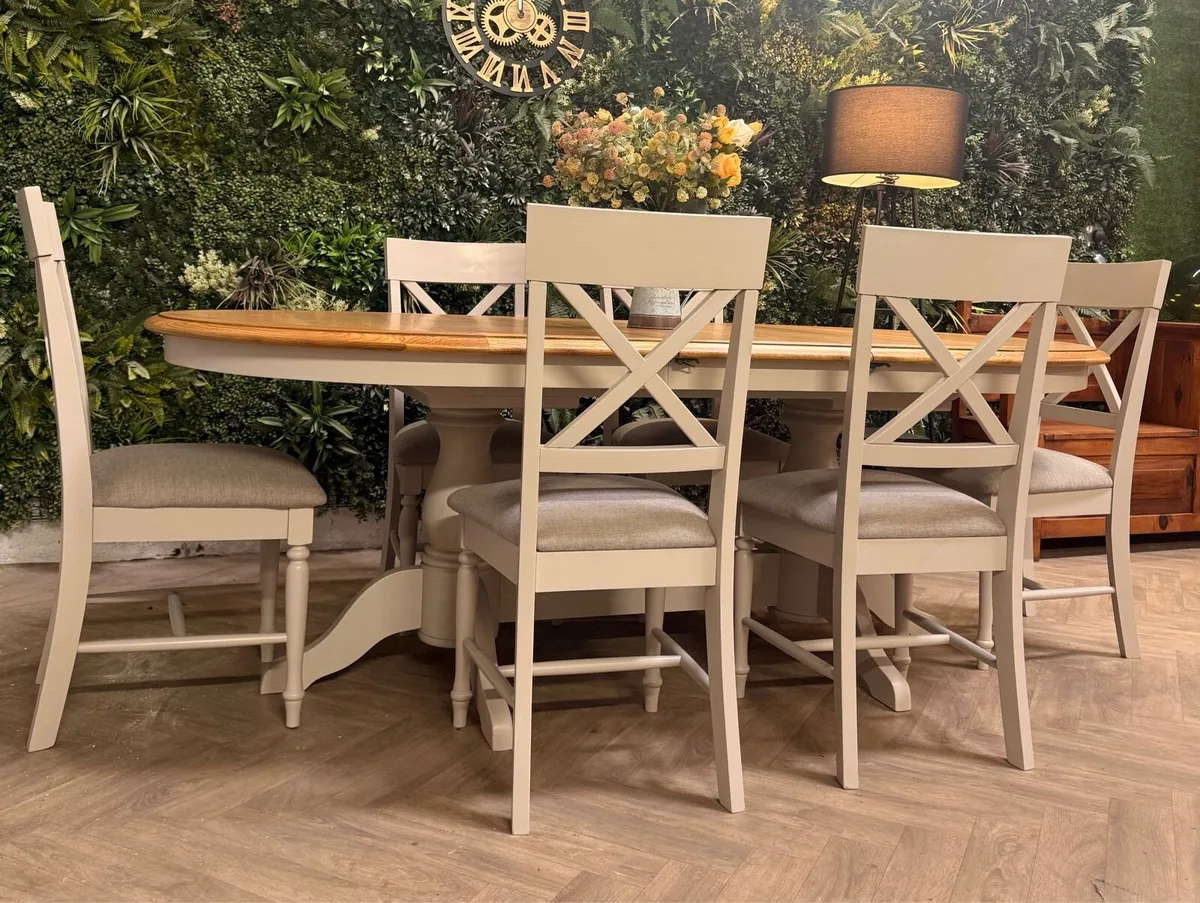 Extending oak kitchen table & 6 chairs - Image 1