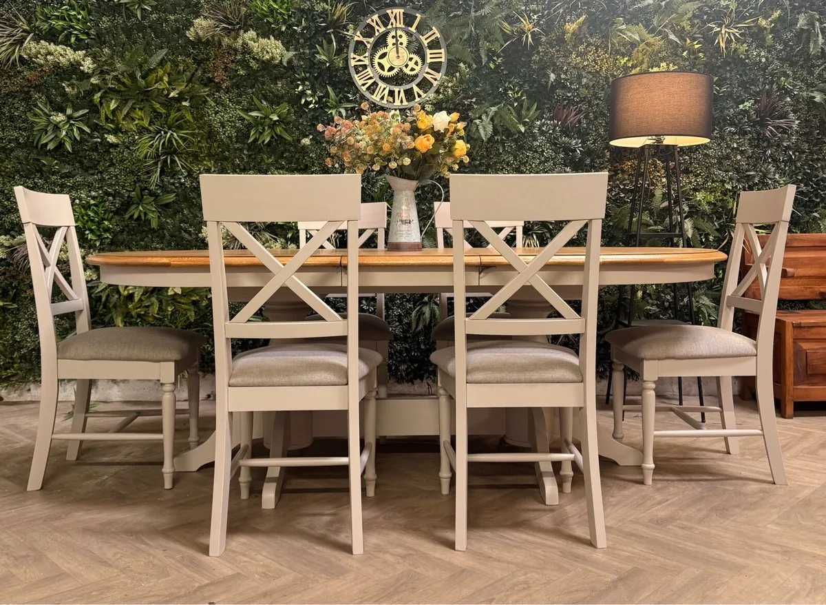 Extending oak kitchen table & 6 chairs - Image 2