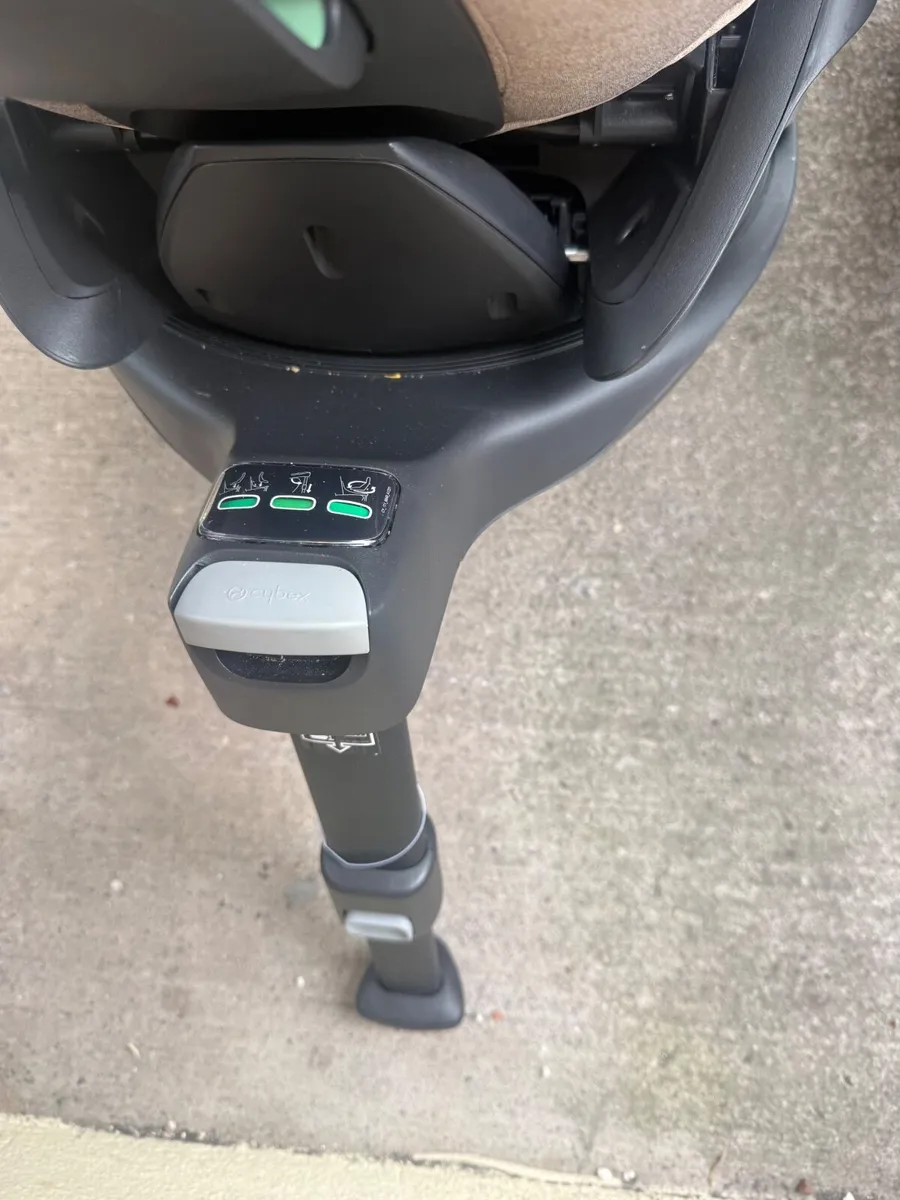 Cyber car seats with isofix base x 2 - Image 3
