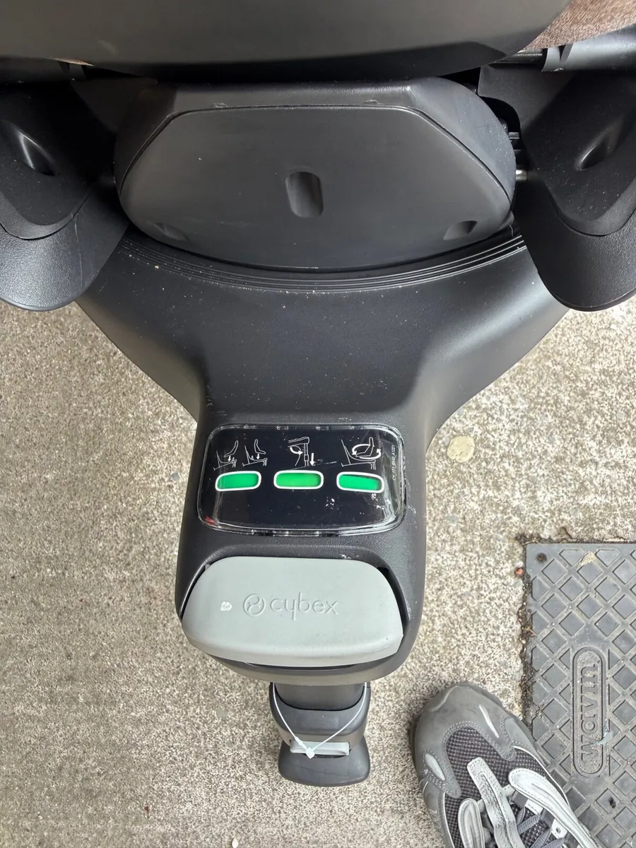 Cyber car seats with isofix base x 2 - Image 2