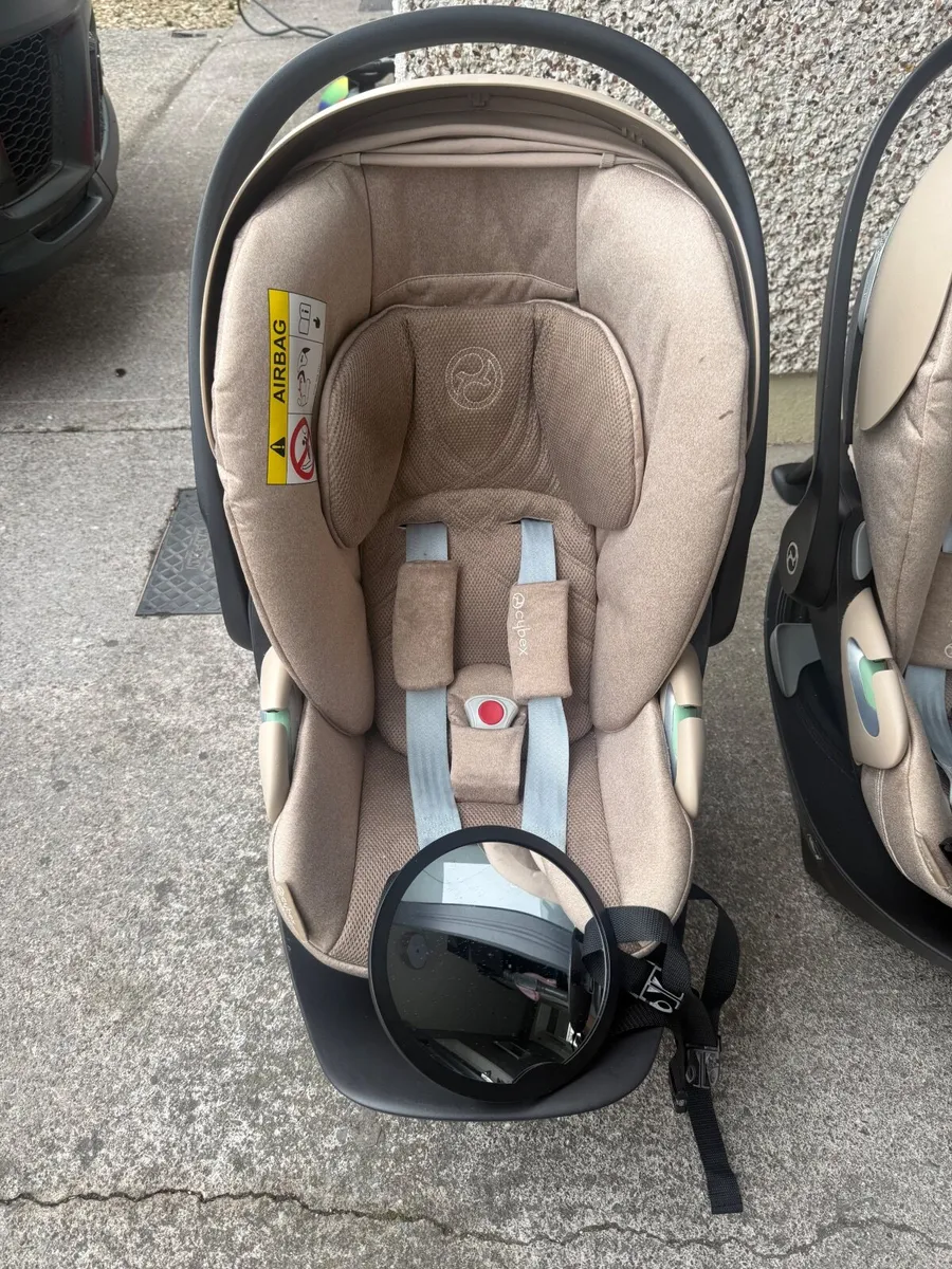 Cyber car seats with isofix base x 2 - Image 1