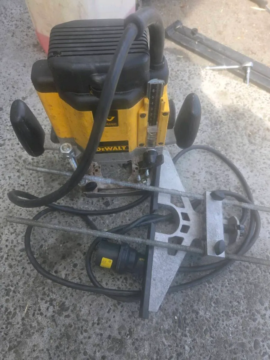 Dewalt dwe625 electric router - Image 4