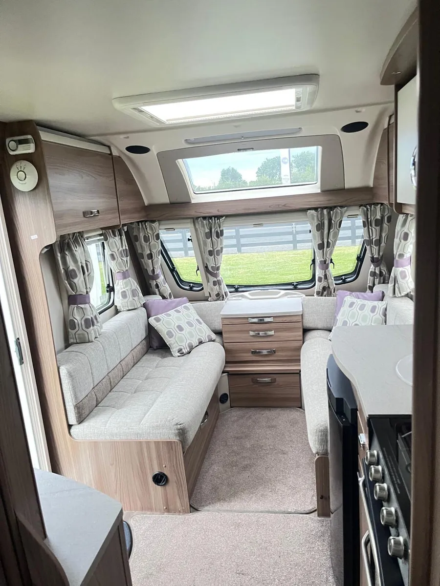 ✨2017 SWIFT ASTBURY 4 BERTH FIXED BED✨ - Image 4