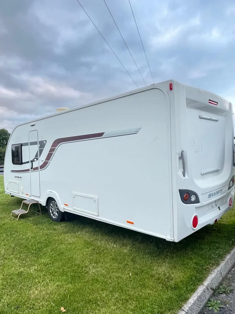 ✨2017 SWIFT ASTBURY 4 BERTH FIXED BED✨ - Image 2