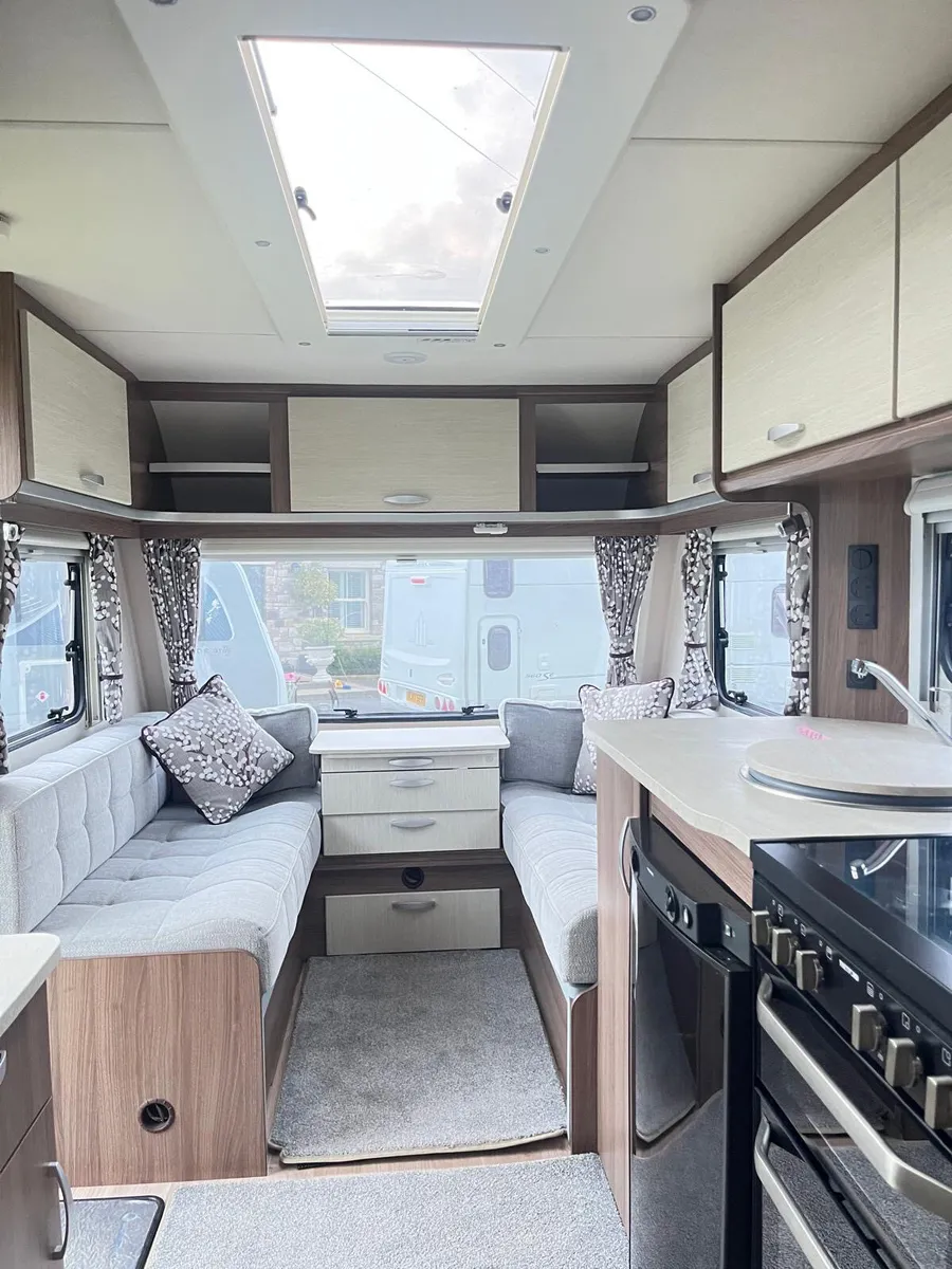 ✨2019 LUNAR VENUS DELUXE 4 BERTH ISLAND BED✨ - Image 4