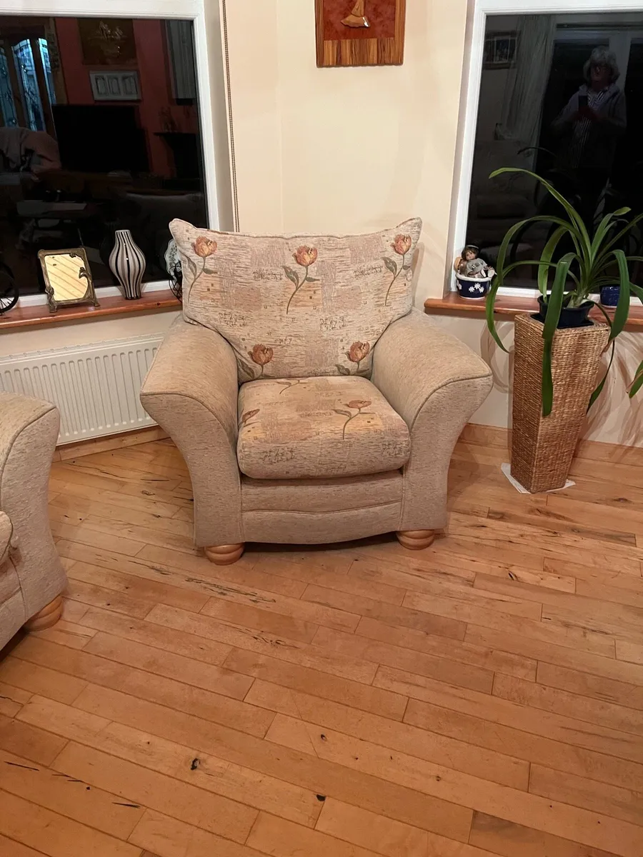 3 seater sofa and 2 chairs - Image 1