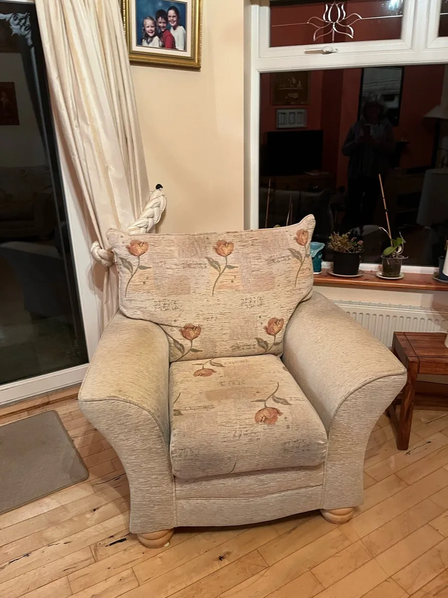 3 seater sofa and 2 chairs - Image 3