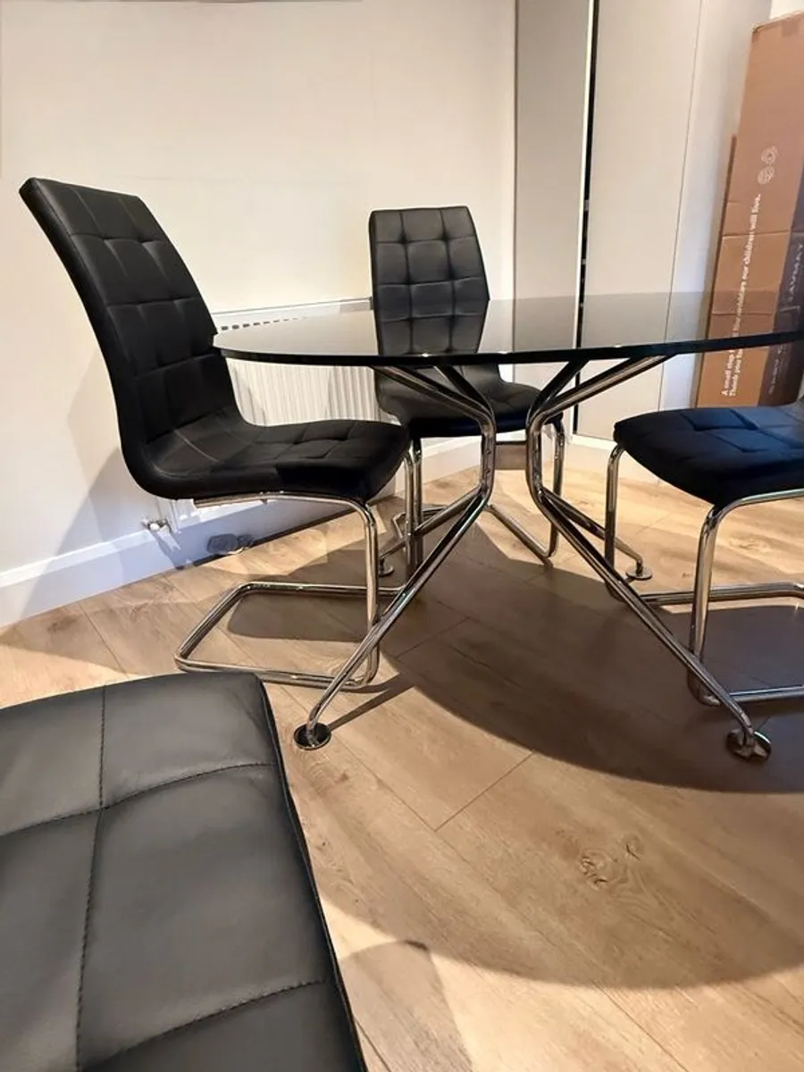 Black glass dining table, chrome legs and 4 chairs - Image 3