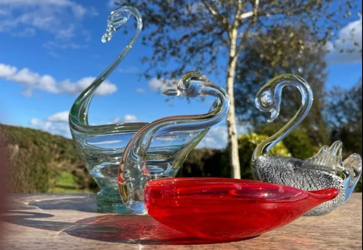 Three vintage glass swans - Image 2