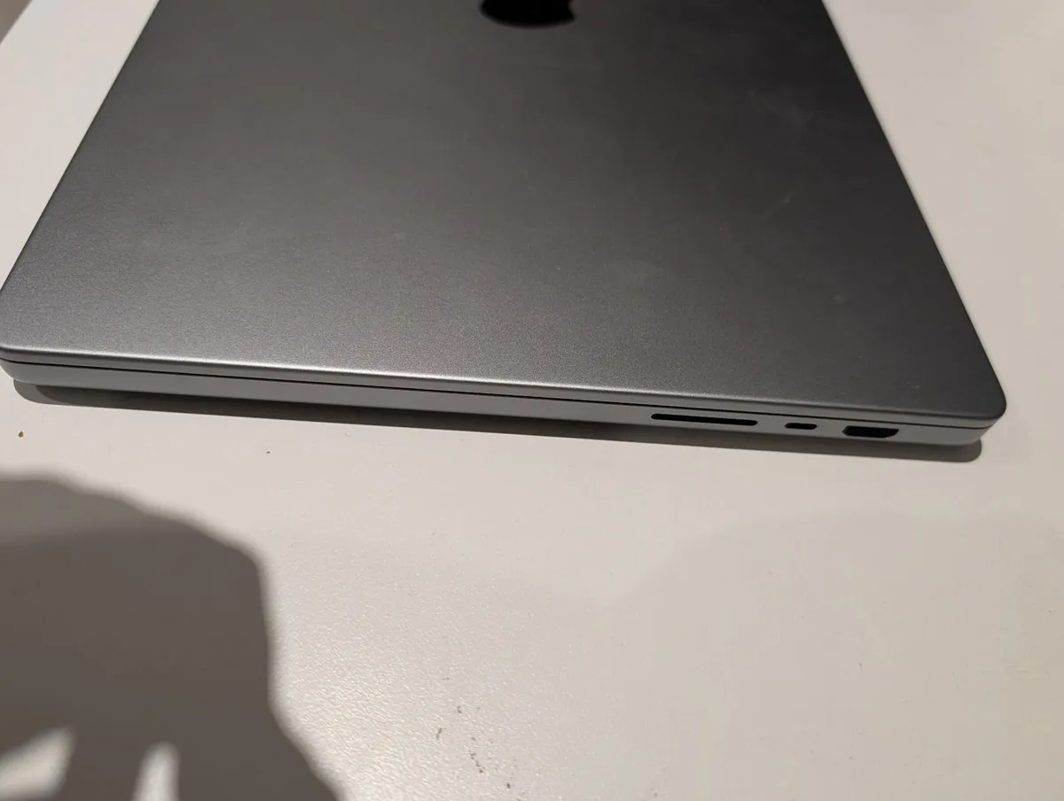 Macbook Pro 16" 16 GB 1TB SSD - Image 1