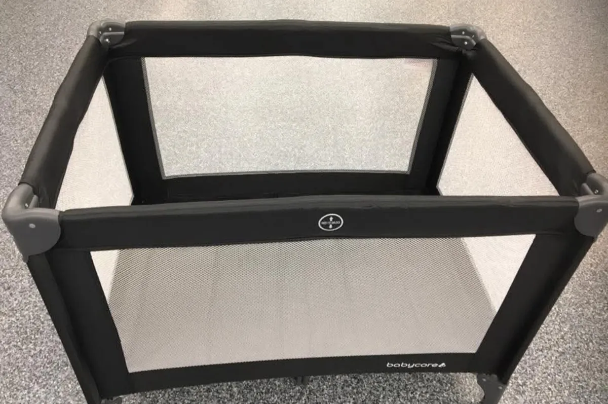 Baby travel cot - Image 2