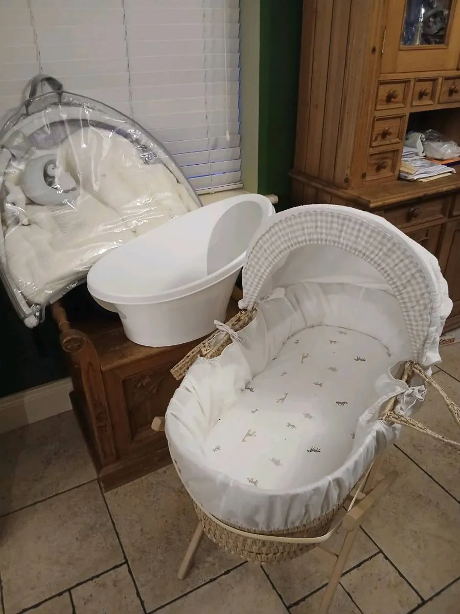 Moses basket,,baby bath,and floor mat,all for 50eu - Image 1