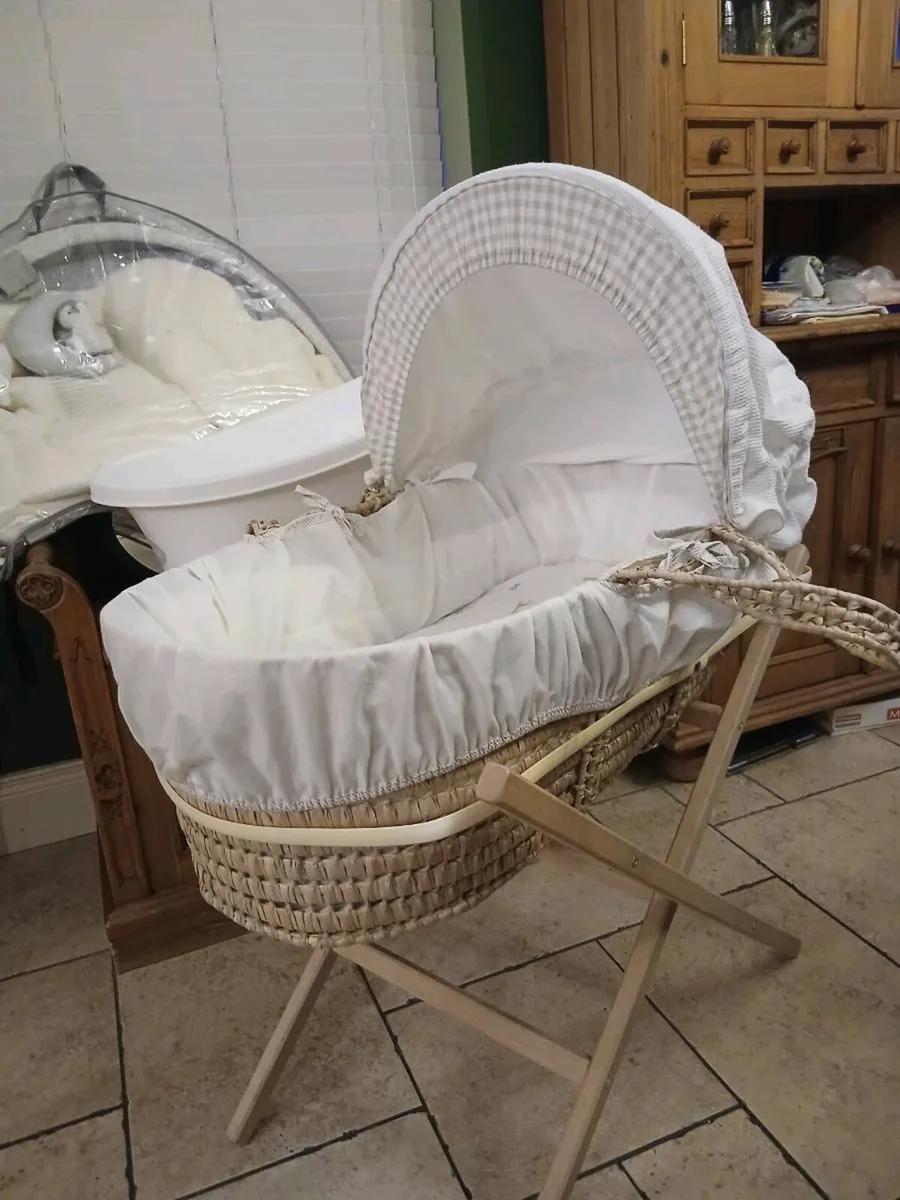 Moses basket,,baby bath,and floor mat,all for 50eu - Image 2