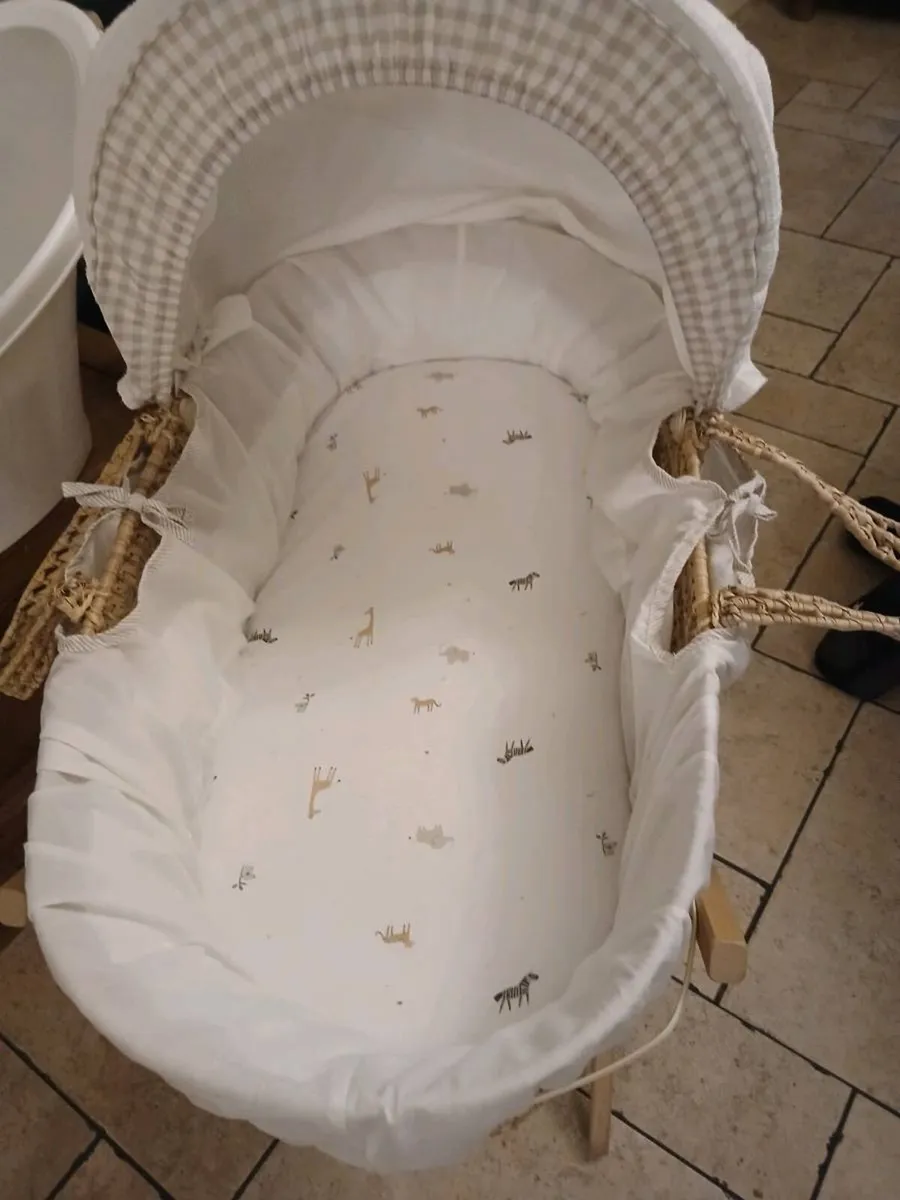 Moses basket,,baby bath,and floor mat,all for 50eu - Image 3