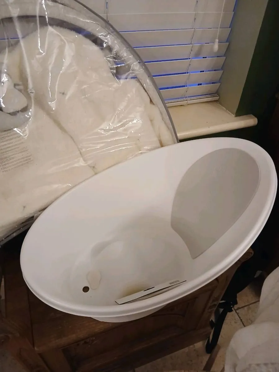 Moses basket,,baby bath,and floor mat,all for 50eu - Image 4