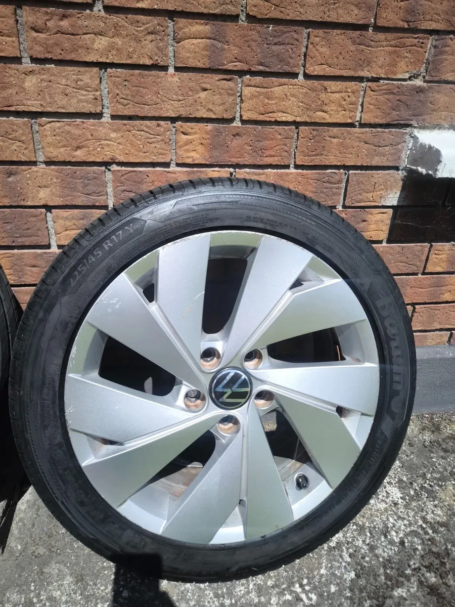 VW GOLF ALLOYS  wheels 225/45/17 TYRES LIKE NEW! - Image 4
