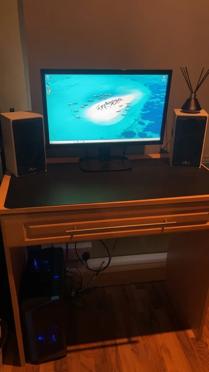 Desktop PC ( Monitor and speakers included) - Image 2