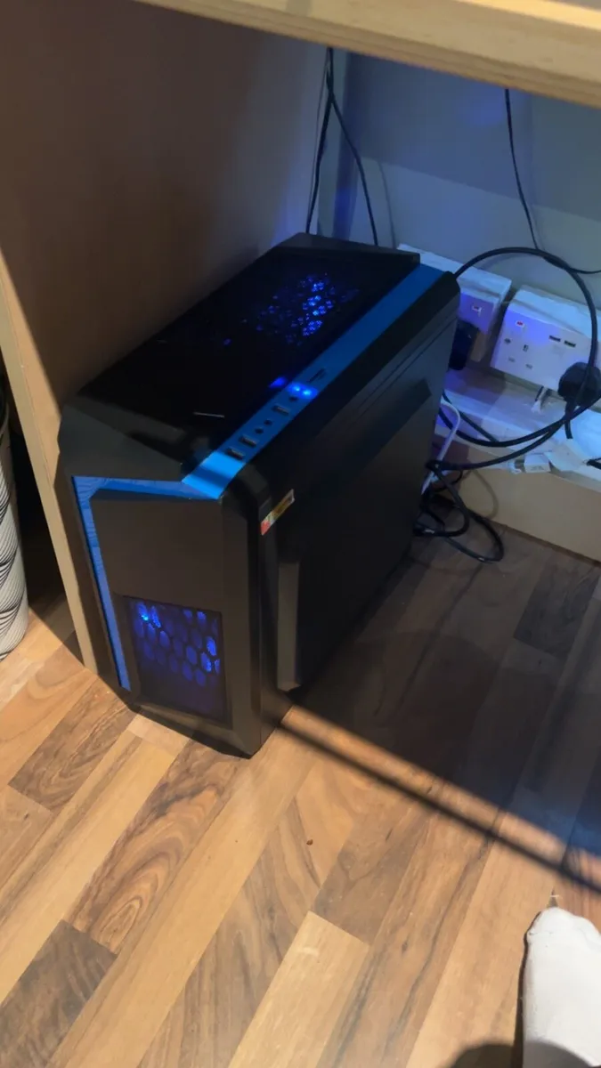 Desktop PC ( Monitor and speakers included) - Image 4